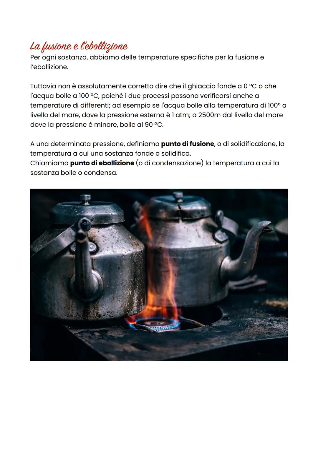 Le trasformazioni
della materia
Gli stati di aggregazione
La materia può presentarsi in tre distinti stati fisici detti anche stati di
aggre