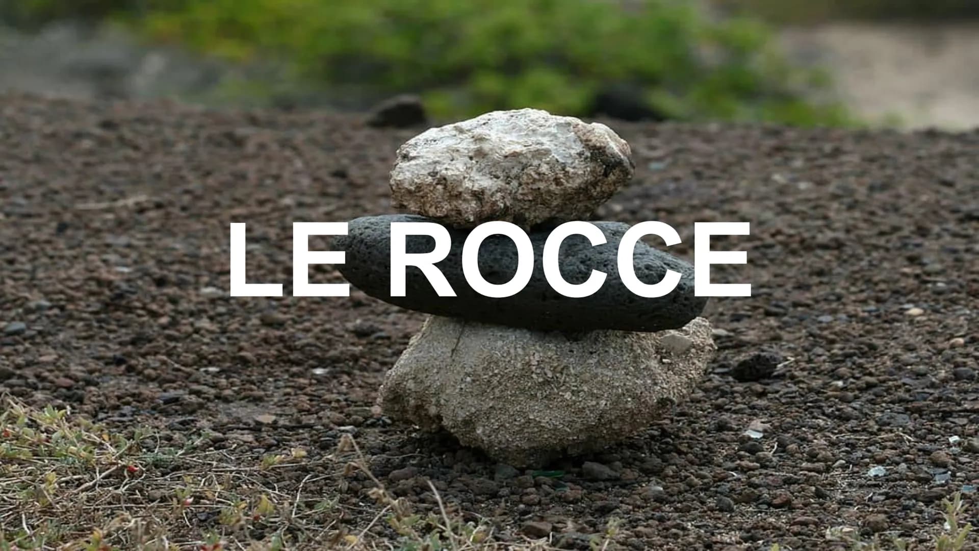 LE ROCCE Che cosa sono le rocce?
Una roccia è un solido naturale formato da uno o più minerali
tenuti insieme in un aggregato compatto. Le r