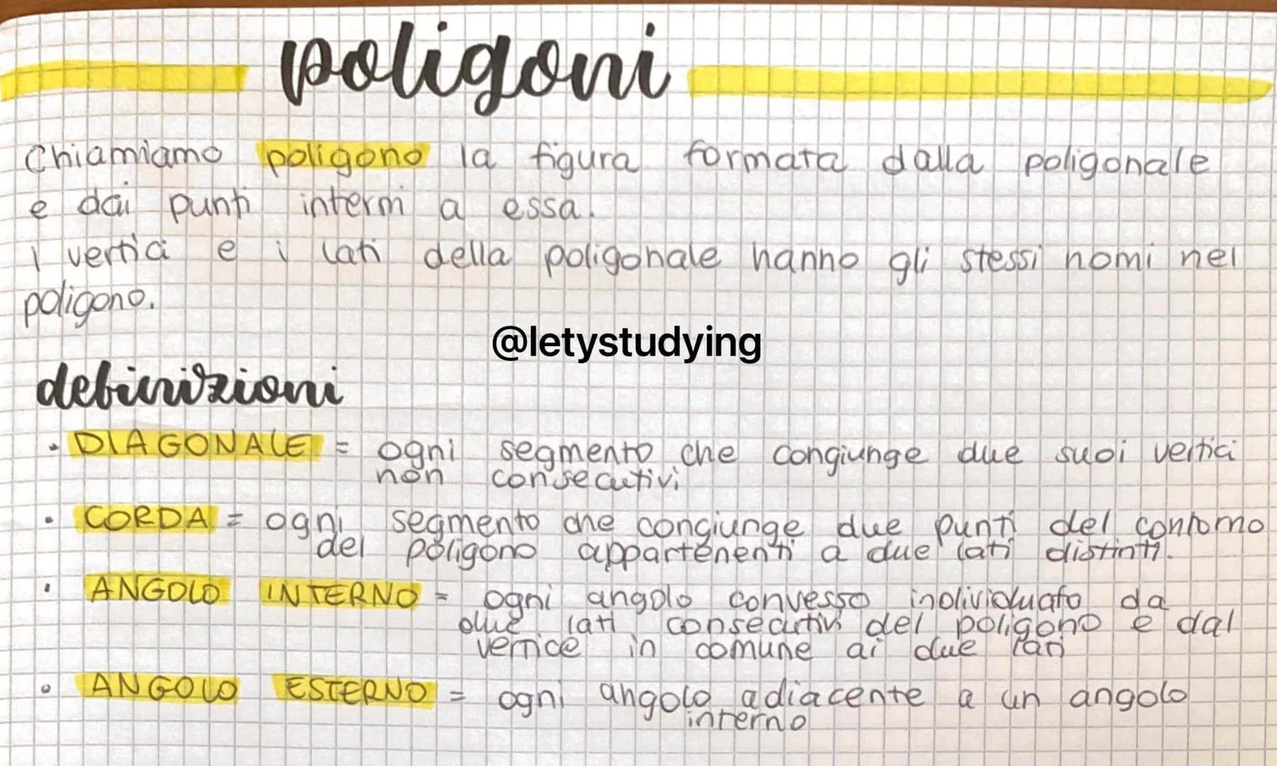 poligoni
Chiamiamo poligono la figura formata dalla poligonale
interm a essa.
e dai punti
I vertic
i lati della poligonale hanno gli stessi 