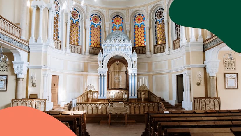 L'EBRAISMO LA MENORAH
E' una parola che indica il candeliere
a sette braccia. Esso si trovava nel
santuario costruito da Mosè ed era
aliment
