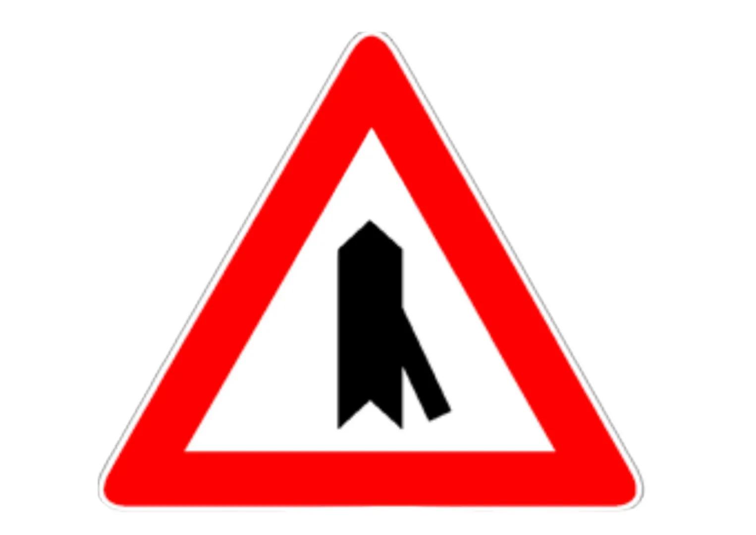 # segnali di
precedenza # Dare precedenza
Si trova su corsie di accelerazione e sulle rampe di raccordo
per immissione in autostrada e st