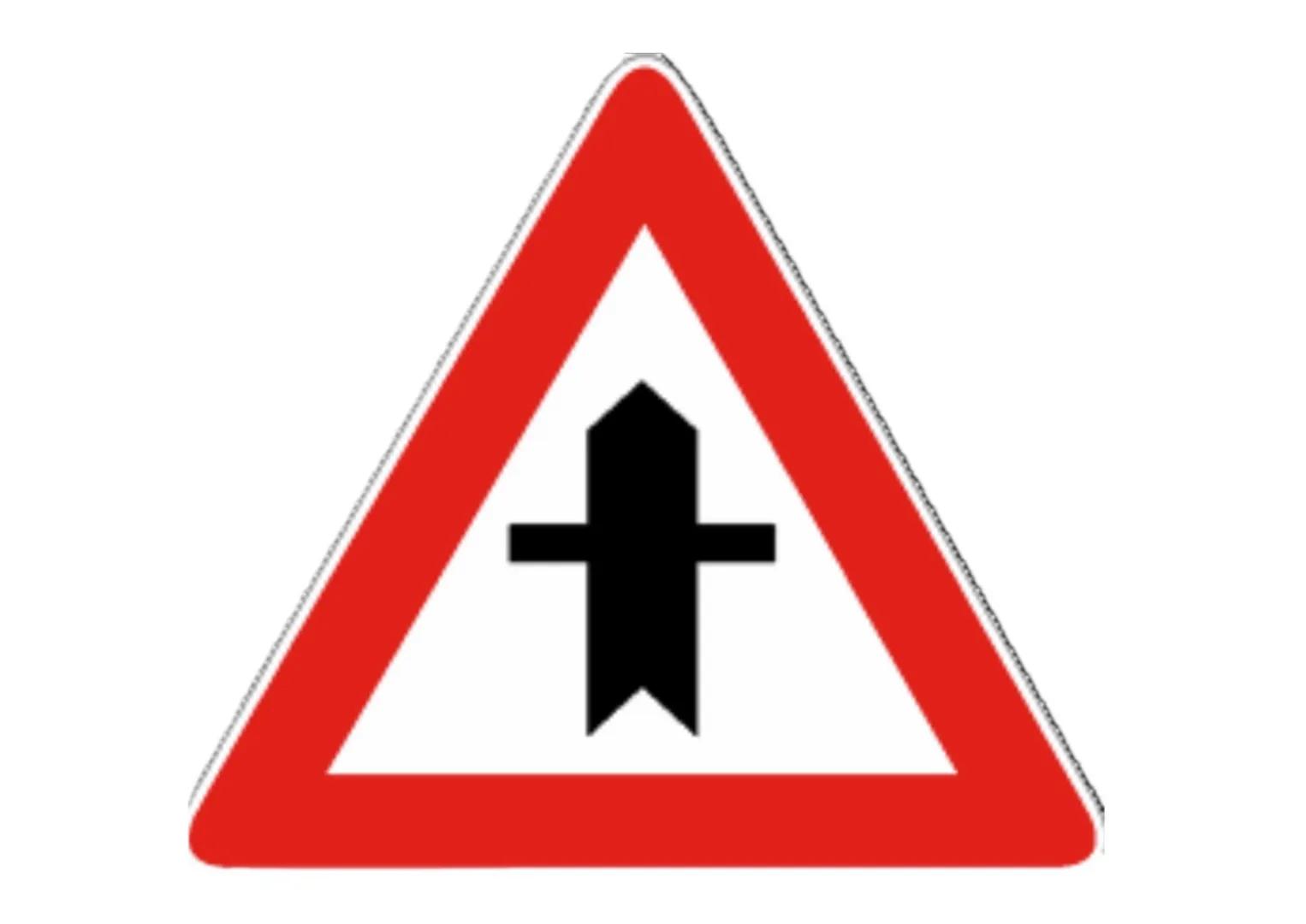 # segnali di
precedenza # Dare precedenza
Si trova su corsie di accelerazione e sulle rampe di raccordo
per immissione in autostrada e st