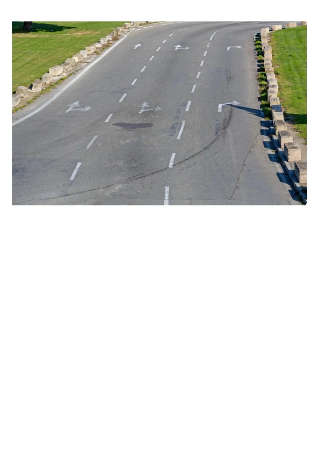 segnaletica orizzontale
iscrizioni regolamentari : scritte previste dal codice della strada (strisce)
per esempio la scritta dell'auto grill