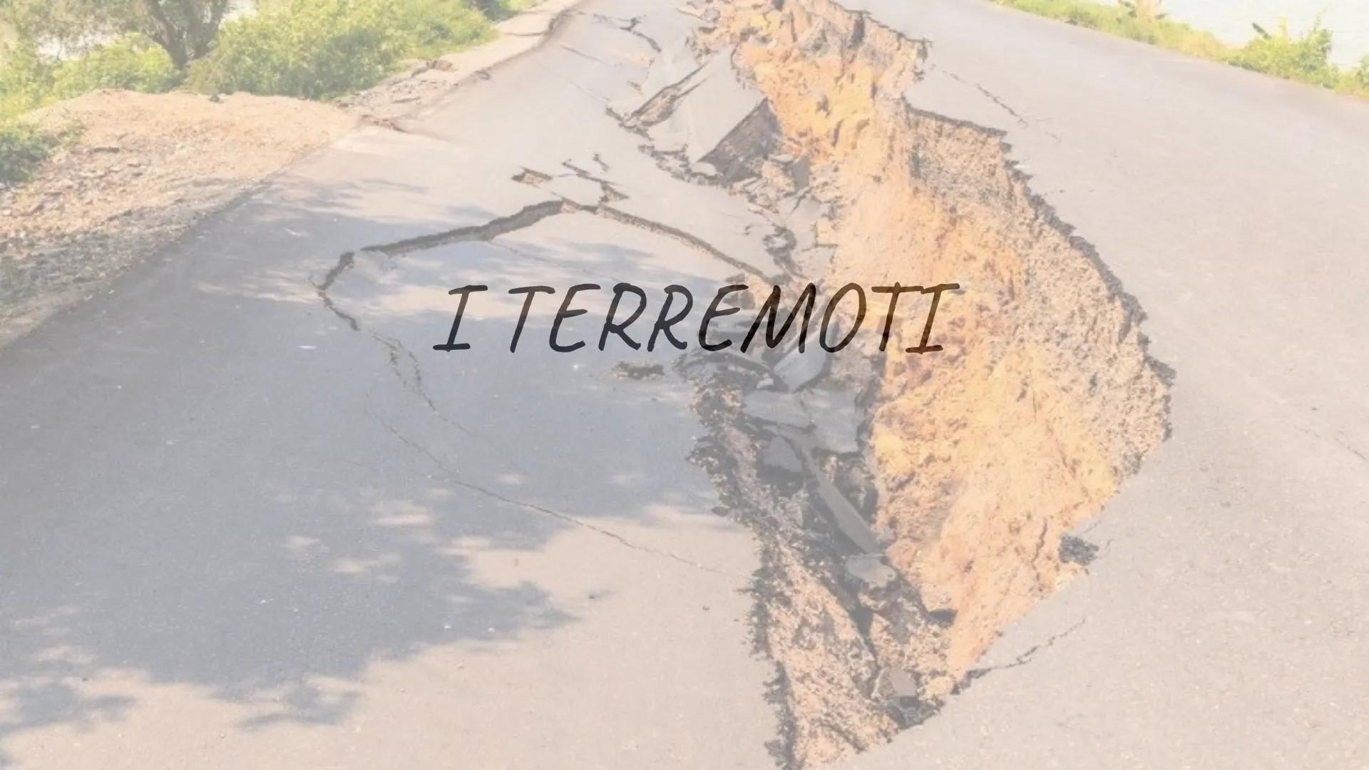 # I VULCANI
fatto da: Carmen Pignatale cosa è il VULCANO?
E una frattura della crosta terrestre da
cui fuori esce il magma. # LA STRUTTURA